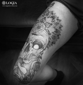 tatuaje-calavera-muslo-logia-barcelona-foteev 